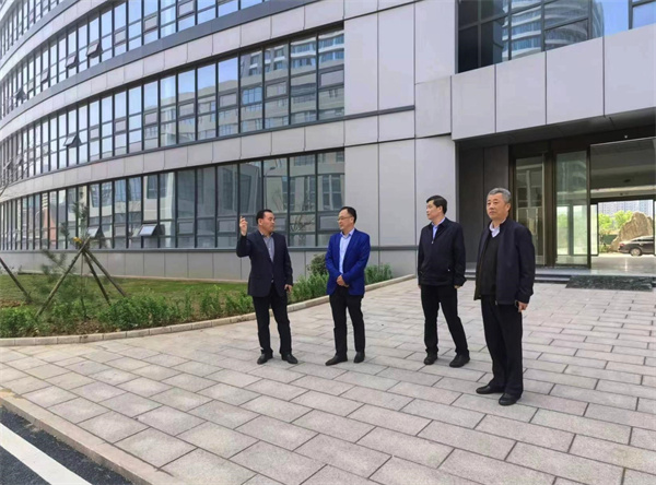 領(lǐng)導(dǎo)一行參觀“勁牛生物園區(qū)”