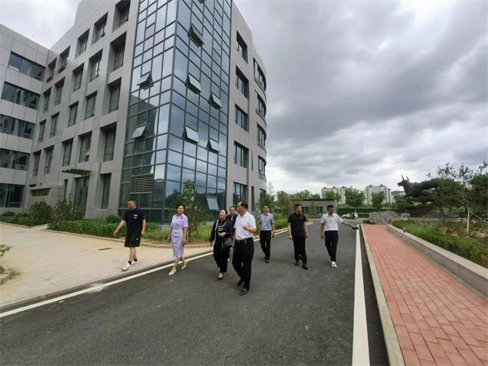 重慶市武隆區(qū)經(jīng)信委、鄉(xiāng)村振興局、環(huán)保局及鴨江鎮(zhèn)、平橋鎮(zhèn)、長壩鎮(zhèn)等有關(guān)部門領(lǐng)導(dǎo)蒞臨勁牛集團(tuán)考察指導(dǎo)。