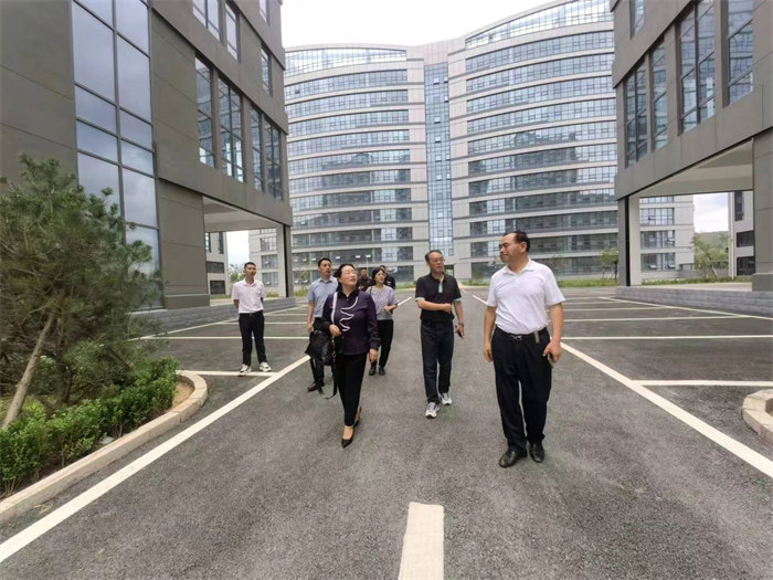 勁牛集團(tuán)董事長張子毅介紹了公司生物園區(qū)內(nèi)辦公、研發(fā)、科研、生產(chǎn)及流水線等基本情況，特別介紹了公司業(yè)務(wù)范圍、技術(shù)的先進(jìn)性以及濟(jì)南高新區(qū)的優(yōu)惠政策等。