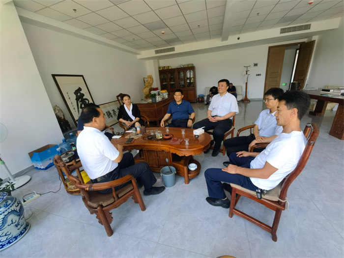  商河縣鄉(xiāng)村振興局局長姜國強，商河縣沙河鎮(zhèn)黨委書記劉友智，鎮(zhèn)長齊志廣等領(lǐng)導(dǎo)，針對商河縣沙河鎮(zhèn)養(yǎng)殖業(yè)動物廢棄物資源再利用項目在辦公室展開座談，探討合作模式。