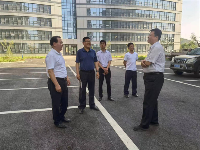 商河縣鄉(xiāng)村振興局局長姜國強在園區(qū)參觀