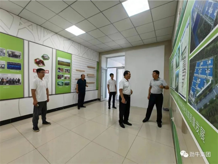 8月17日勁牛集團(tuán)董事長張子毅一行考察商河縣沙河鎮(zhèn)養(yǎng)殖場資源及設(shè)施農(nóng)業(yè)大棚種植基地
